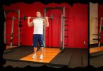 Тренируем плечи: комплекс для дельтовидных мышц Упражнения для плеч в тренажерном ю гив